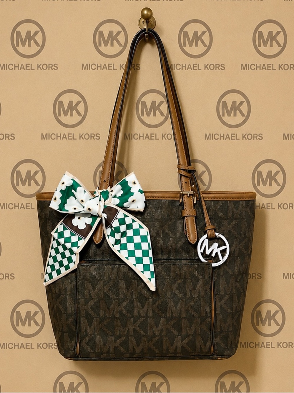 Michael Kors. 4 Piece Set: Jet Set Tote with Free Wristlet, Scarf & Dust Bag. - Picture 10 of 16
